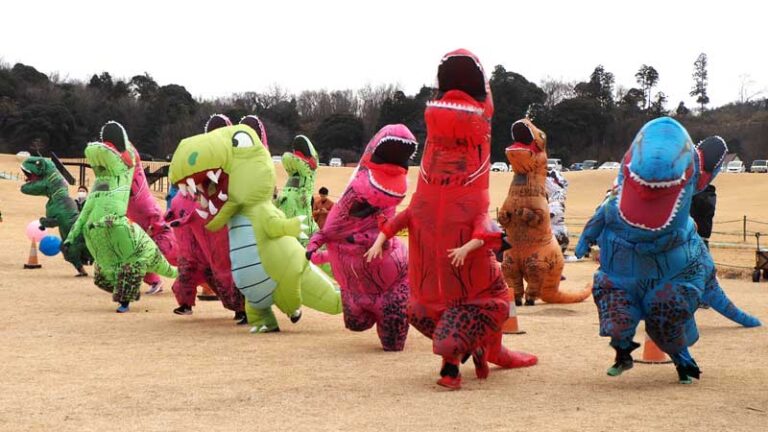 【3月2日】ティラノサウルスレース2025 in 東京ドイツ村｜楽しみ方やスーツの準備・購入方法をご案内！
