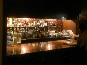 千葉市中央区にあるおしゃれなバー「Kitchen＆bar Alec」で、ゆったりとした時間を満喫