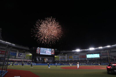 ZOZOマリンスタジアムの上空に広がる花火とグラウンドの様子