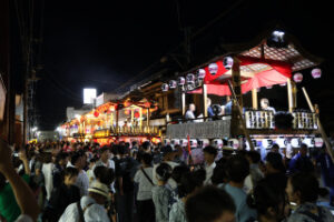 夜の多古祇園祭、提灯を灯した山車が並ぶ通りと大勢の見物客