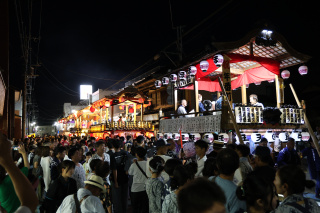 夜の多古祇園祭、提灯を灯した山車が並ぶ通りと大勢の見物客