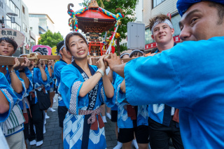親子三代夏祭りの本祭りで担がれる神輿