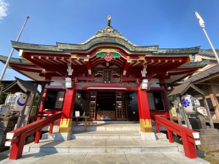 人見神社の朱色の社殿