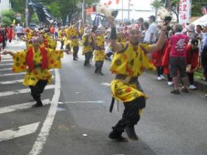 新松戸まつりのパレードで踊りを披露する参加者