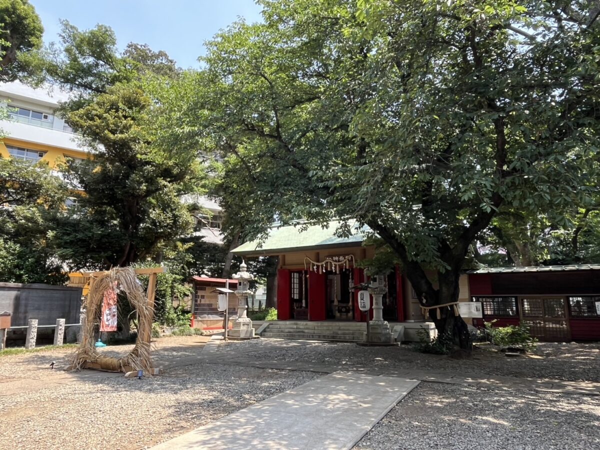 御嶽神社の社殿前に設けられた茅の輪