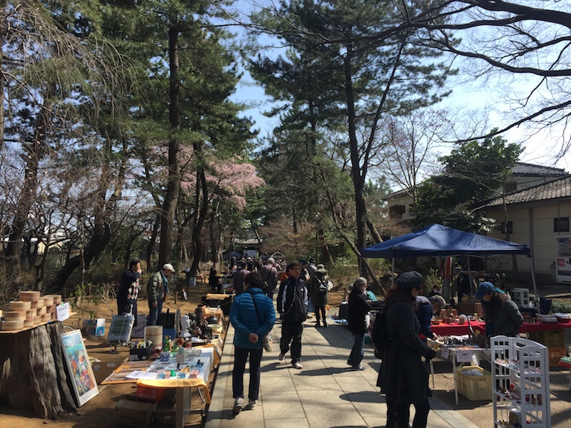 東漸寺参道に並ぶ骨董品とアンティーク市の様子