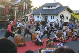 久留里夏祭りの駅前広場で披露される太鼓演奏