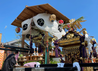 匝瑳・愛宕神社祭礼で担ぎ手とともに巡行する神輿