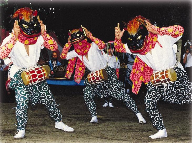 黒い鬼面と赤・白の絢爛な衣装をまとった舞い手3人が腰の羯鼓（小太鼓）を打ちながら奉納の舞を披露する