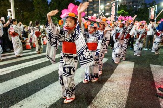 色鮮やかな衣装で踊る親子三代千葉おどりの参加者