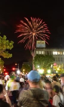 ヤッサ東金祭のフィナーレで打ち上がる花火と、見上げる大勢の観客