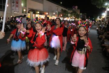 ヤッサ東金祭でやっさ踊りの連が商店街を踊り歩く夜の様子、赤い法被とチュチュ衣装の踊り手たち