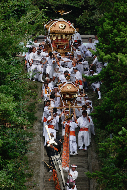 洲崎神社の急な石段を担ぎ手がもみながら上る神輿渡御の様子