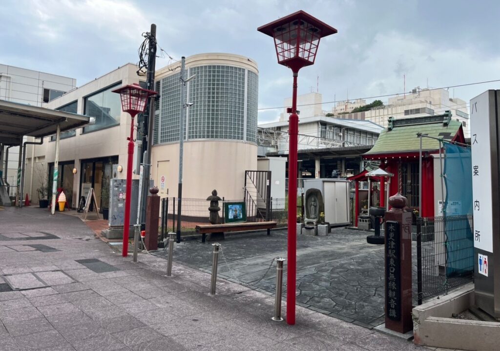 木更津駅東口ロータリー脇の観音堂