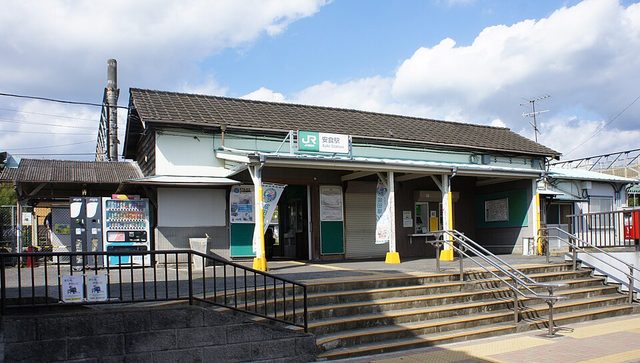 JR成田線 安食駅の駅舎。「安食駅」の駅名看板と正面の階段が見える