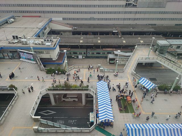 柏駅東口の駅前広場を上から見たところ。青と白のテントが並んでいる