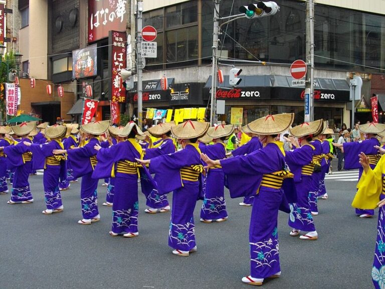 そろいの浴衣と編笠で柏おどりを踊る人たち