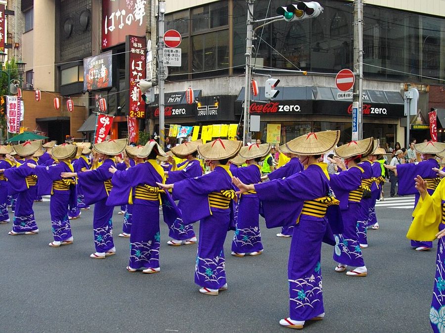 そろいの紫の浴衣と編笠で柏おどりを踊る人たち