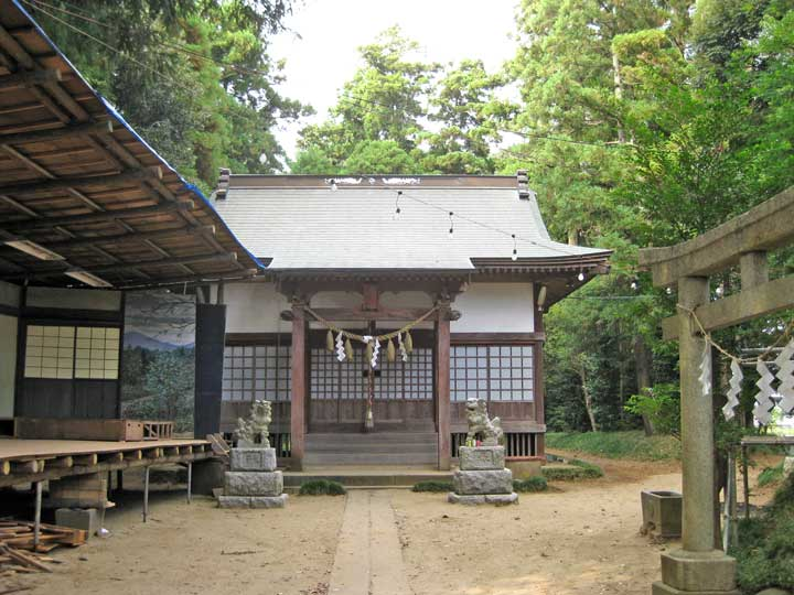 生實神社の拝殿。注連縄が下がり、左右に狛犬が置かれた社殿