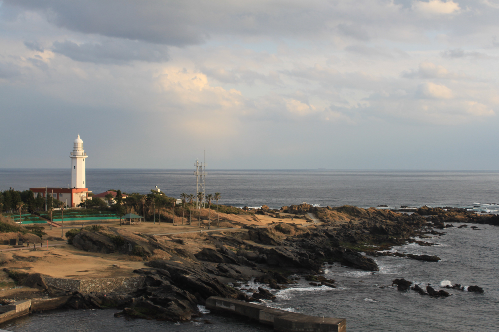 白浜・野島埼周辺の海辺。白い灯台と岩礁の海岸線が広がる