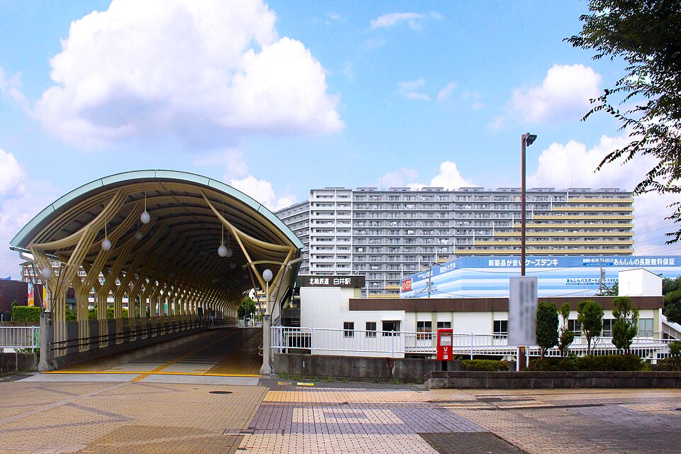 北総線白井駅の南口。高架駅の駅舎とロータリー
