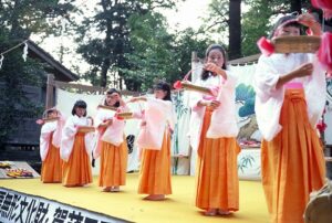 緋袴姿の少女が手籠を持って舞う加茂の花踊り