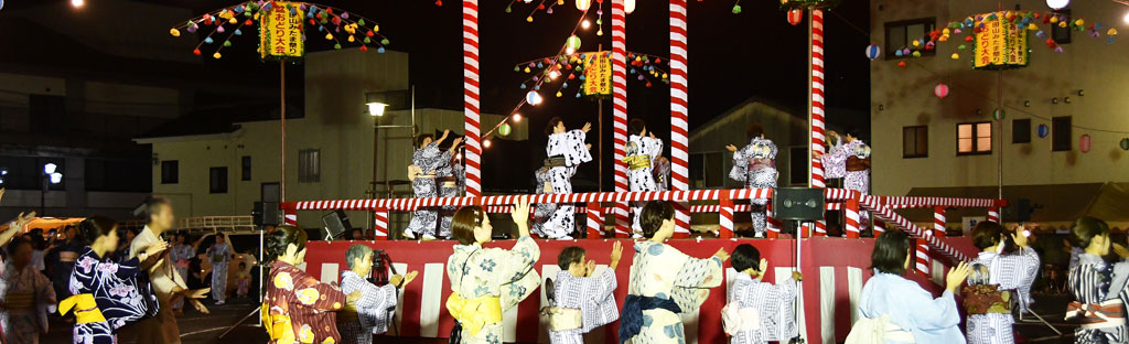 成田山みたま祭り盆踊り大会でやぐらを囲んで浴衣で踊る人々