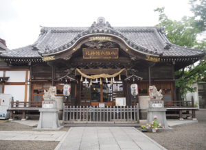 八剱八幡神社の拝殿正面。入母屋造の社殿に扁額と注連縄、左右に狛犬が並ぶ