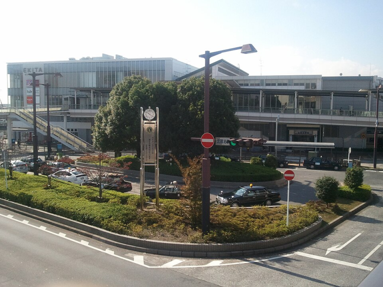 新京成線・東葉高速線の北習志野駅東口。ロータリーと駅ビル