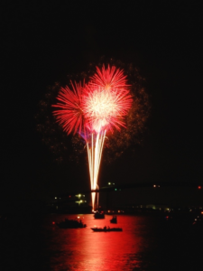 夜空に開く打ち上げ花火。白井夏祭りの花火のイメージ