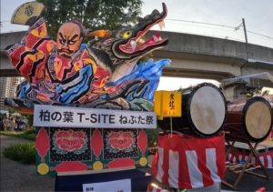 柏の葉T-SITEねぶた祭に登場する、武者と龍を描いた大型ねぶた山車と和太鼓