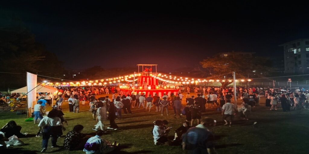 花見川中央公園のやぐらを囲む盆踊りの夜景