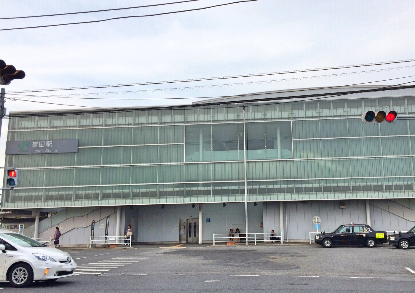 JR外房線・誉田駅の北口。駅舎とロータリーが見える