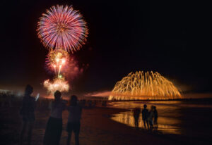 一宮町納涼花火大会で一宮海岸の夜空に広がる花火