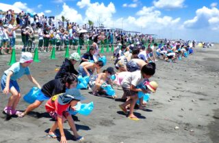一宮海岸の砂浜で夏イベントを楽しむ子どもたち
