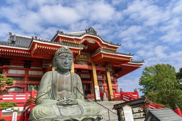 飯沼観音の境内に立つ阿弥陀如来像と本堂