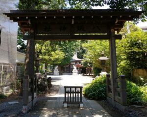 船橋市印内の八坂神社の神門と、その奥に見える社殿・狛犬