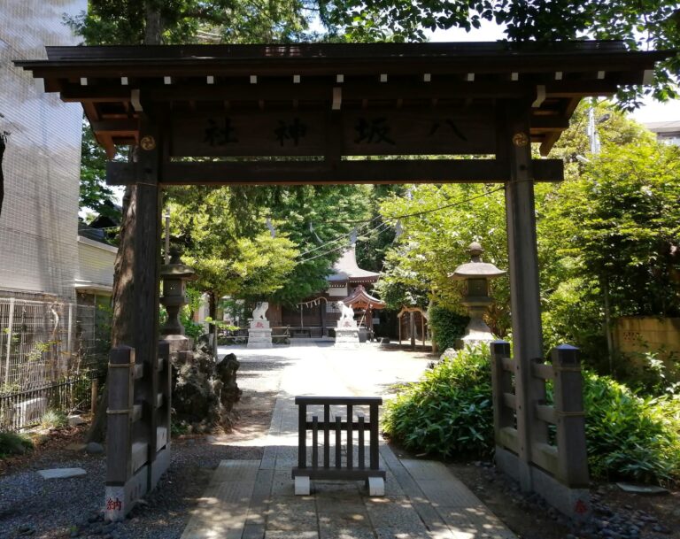船橋市印内の八坂神社の神門と、その奥に見える社殿・狛犬