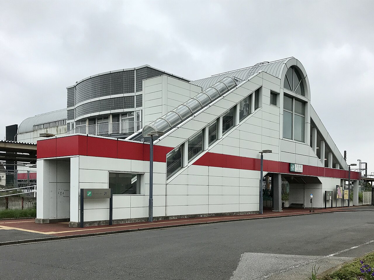 JR成田線 布佐駅の南口。白と赤の駅舎と外付けのエスカレーター