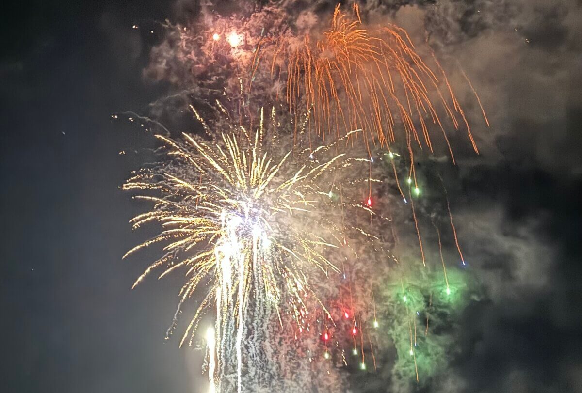 夜空に色とりどりに開く岩井花火