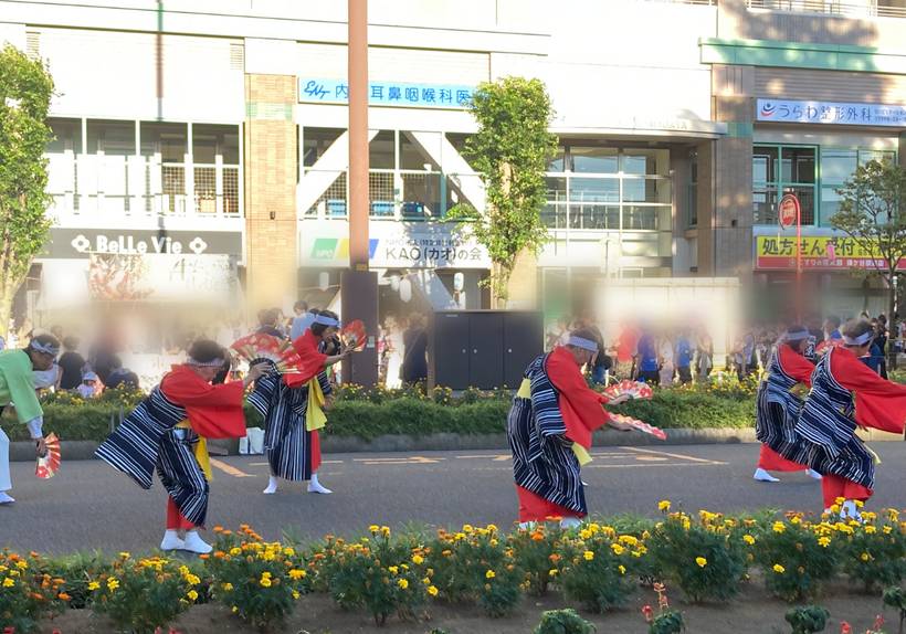 鎌ケ谷駅前で披露される無形民俗文化財おしゃらく踊りの様子