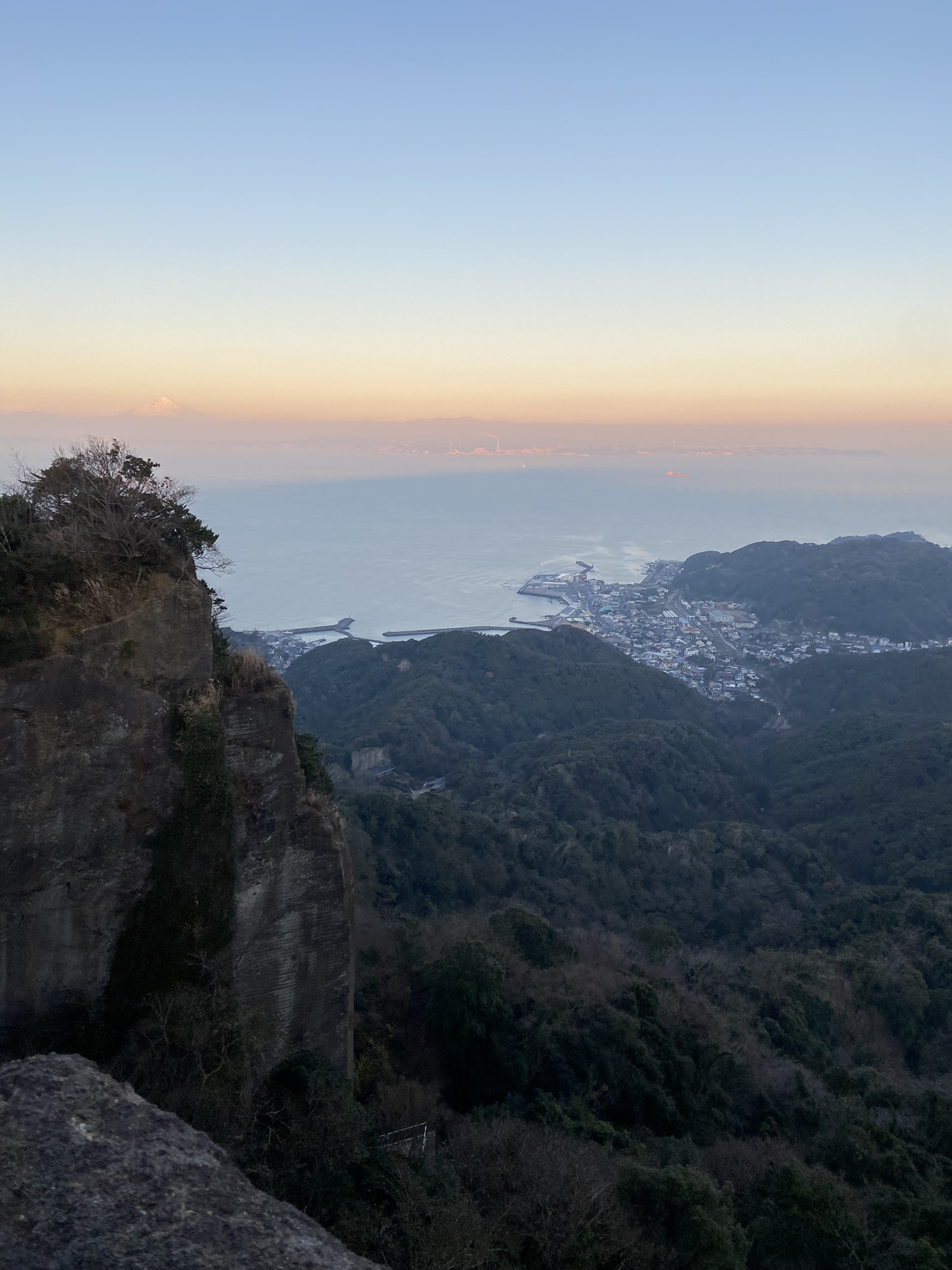 鋸山の山頂から金谷地区と東京湾、遠くに富士山を望む眺め