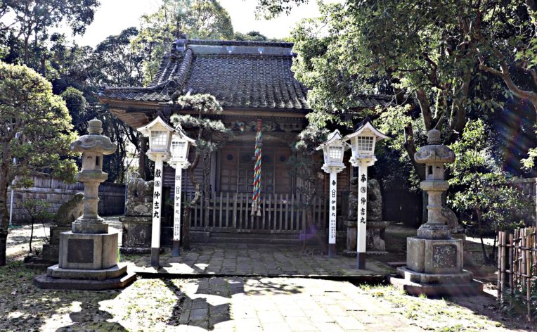 川口神社の社殿。漁船名を記した奉納提灯が並ぶ