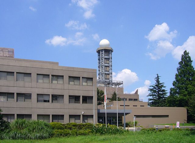 気象大学校の校舎と、屋上に立つ白いレーダードームの塔