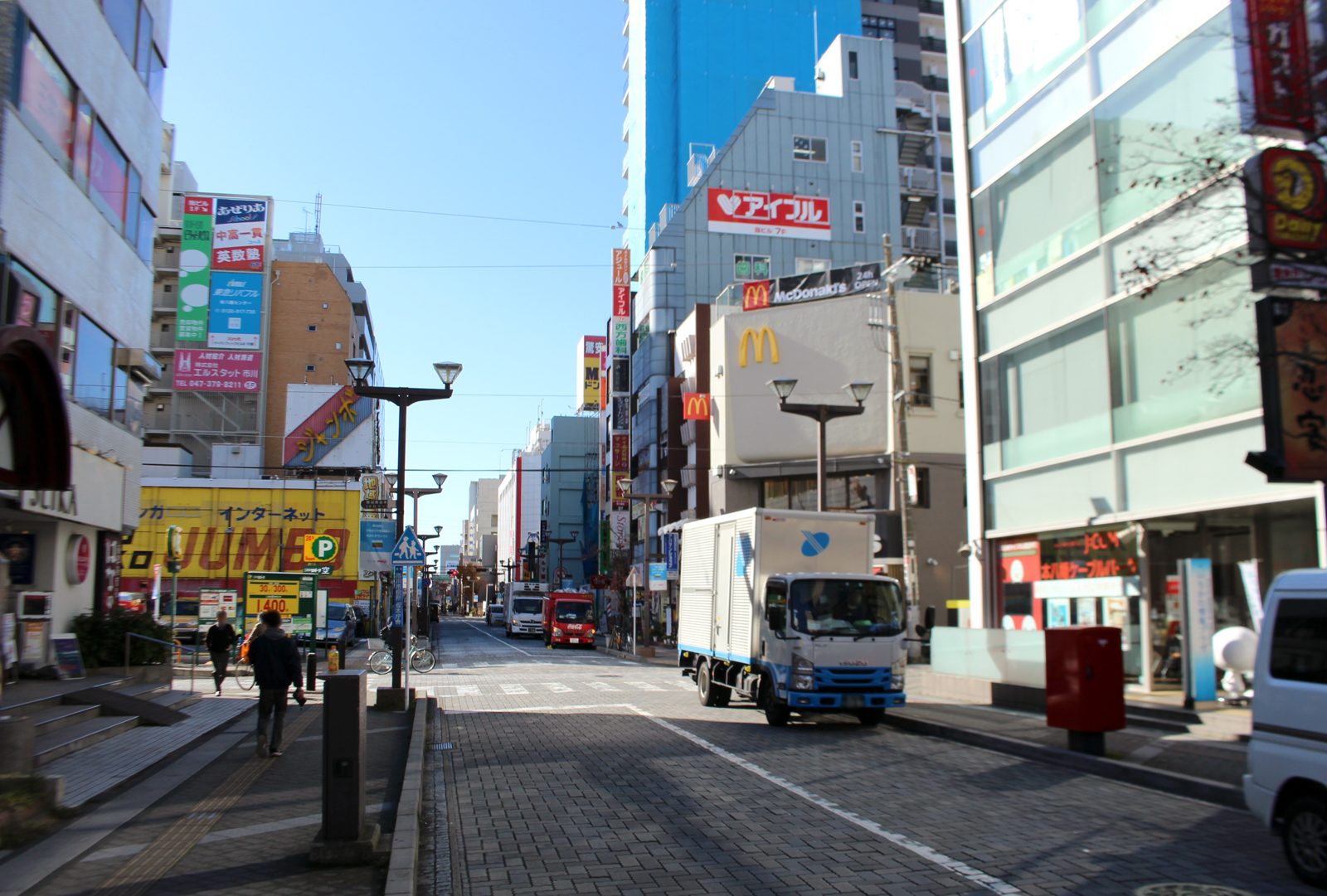 本八幡駅南口のサンロード商店会が延びる駅前通りの様子