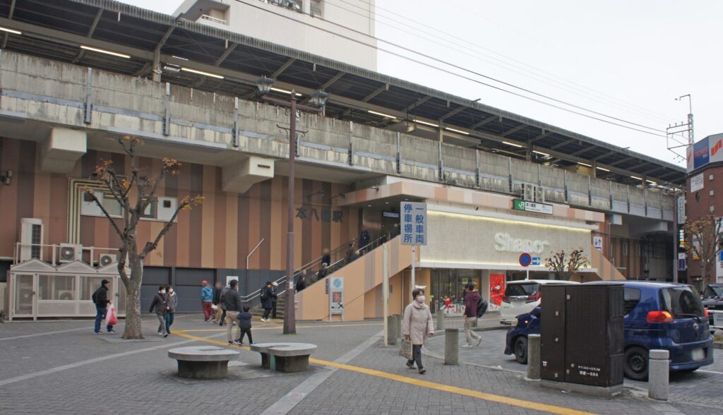 JR本八幡駅南口の駅舎とロータリー、駅ビルShapoの様子