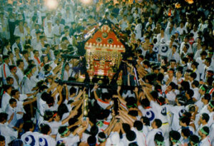 妙見大祭の宮入りで神輿を担ぐ担ぎ手たち