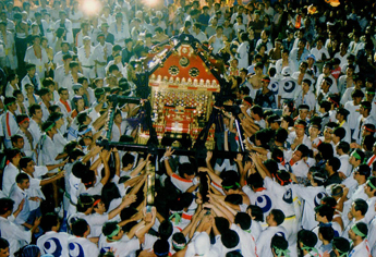 妙見大祭の宮入りで神輿を担ぐ担ぎ手たち
