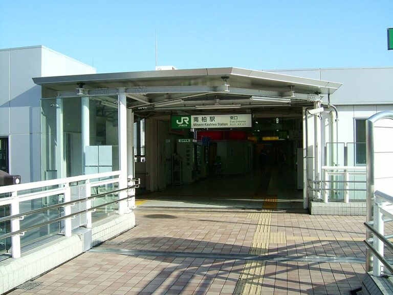 JR常磐線 南柏駅の東口改札前。屋根付きのコンコースと駅名標が見える