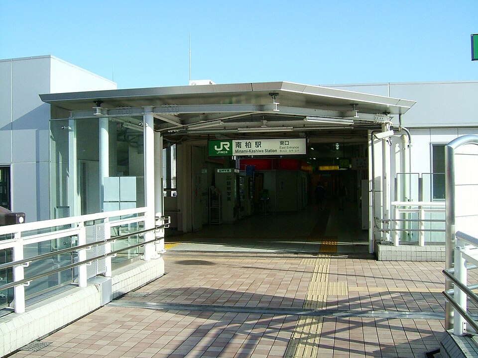 JR常磐線 南柏駅の東口改札前。屋根付きのコンコースと駅名標が見える